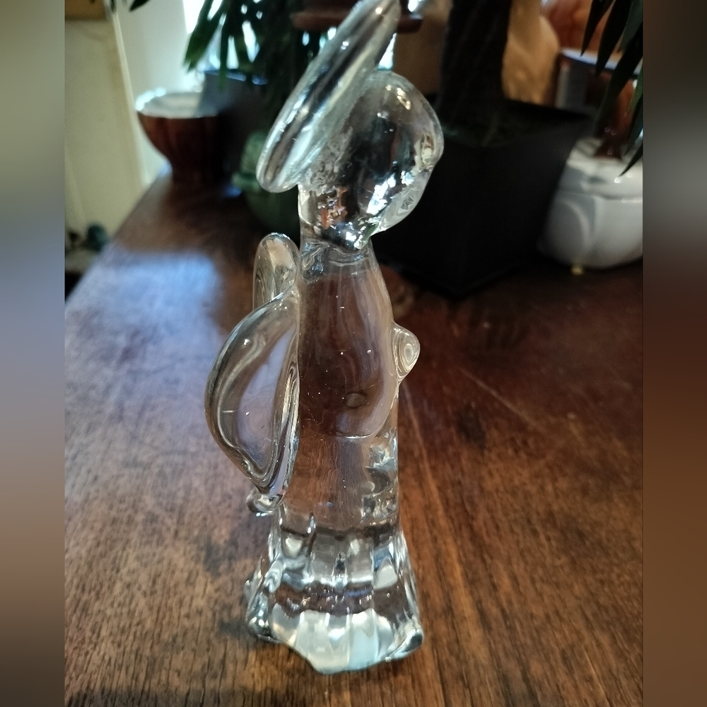 Glass angel figurine/paperweight. O18GW4